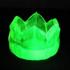 VTG. YELLOW GREEN URANIUM VASELINE GLASS TULIP SHAPED SALT CELLAR GLOWS EUC