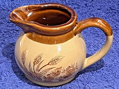 VINTAGE STEINGUT ERNTE WEIZEN SAHNEKÄNNCHEN / MILCHKÄNNCHEN NEUWERTIG / TOP