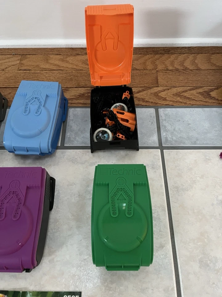 Lego Lot of 10- Technic Throwbots Sets Complete w/Manuals & Containers 8500-8522 - Image 4 of 4