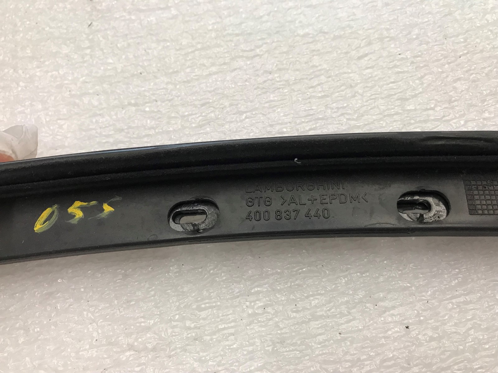 LAMBORGHINI GALLARDO SPYDER PASSENGER RIGHT SIDE ROOF SEAL OEM 400837440
