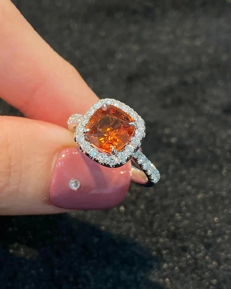 Alianza de oro blanco de 18 k con diamantes de zafiro naranja natural de corte cojín de 4,05 quilates Foto 3 de 4