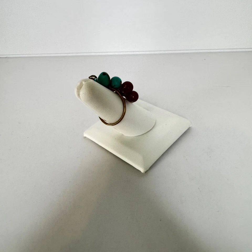 Anillo estilo racimo con detalles envueltos en alambre cuentas turquesa y rojo tono dorado Foto 4 de 4