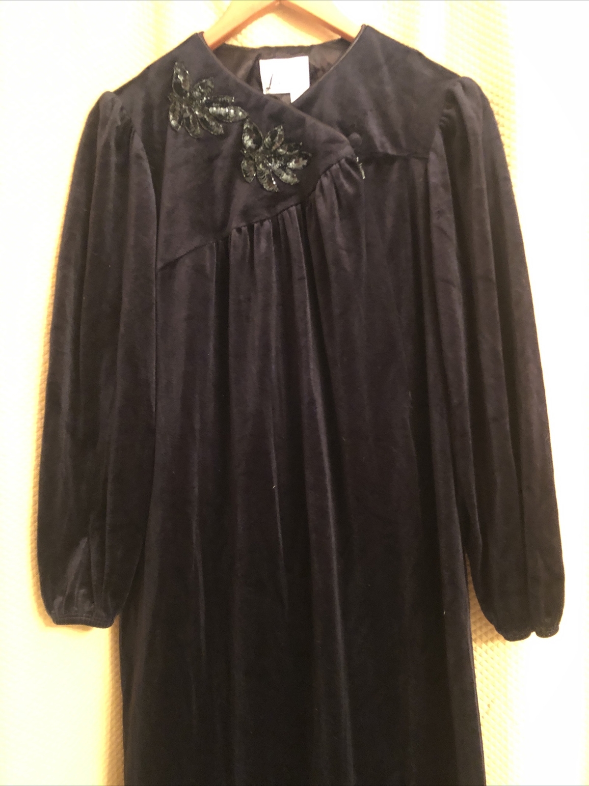 Vintage “Lisanne” 1970 Black Velour Bathrobe Robe 85… Gem
