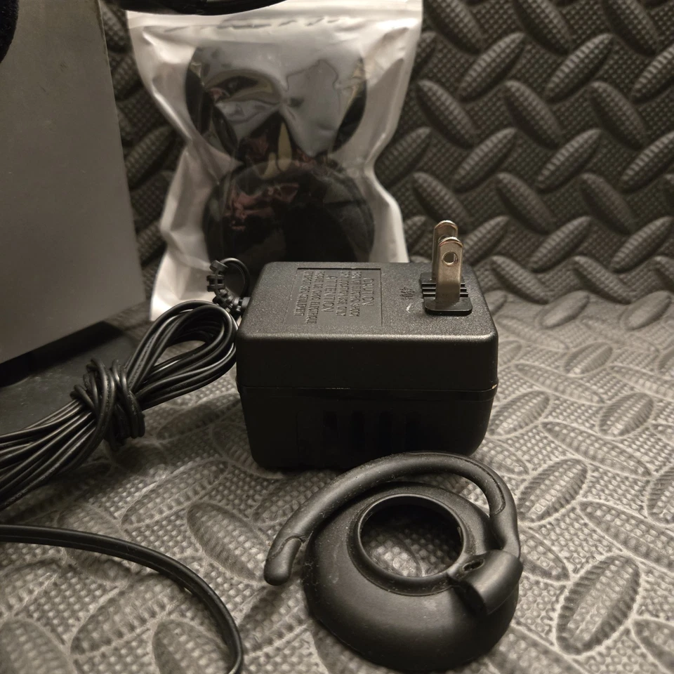 GN Netcom Wireless Office Headset with Base & AC Adapter Extra Ear Pads - Image 4 of 4