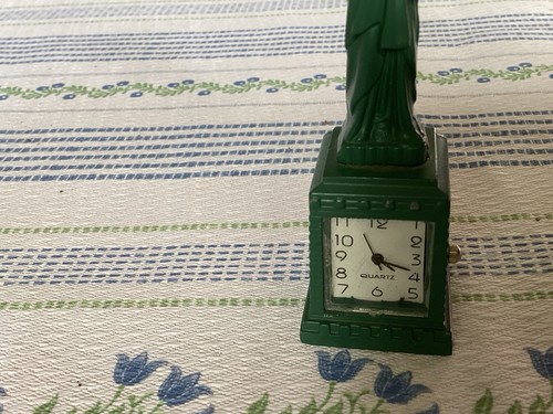 Vtg Statue of Liberty Miniature Quartz Clock Souvenir Green 4” Die Cast metal - 第 2/12 張圖片