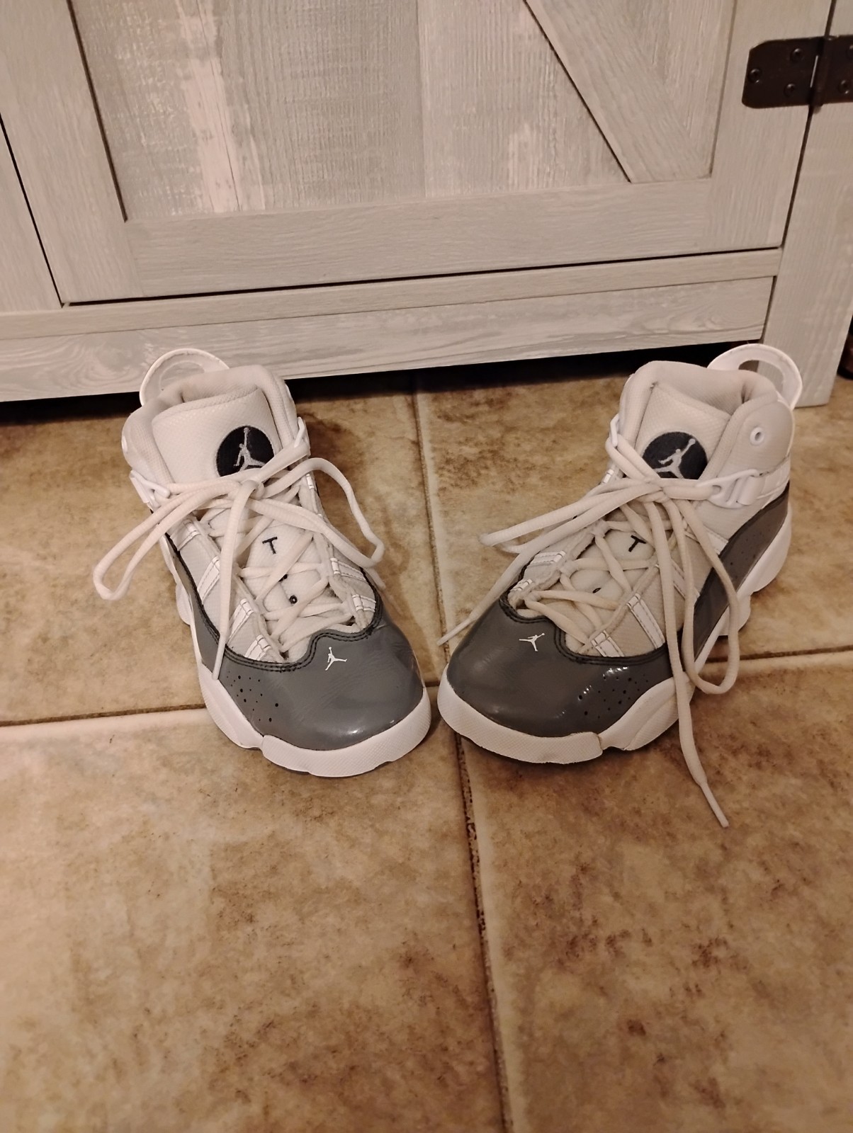 SAOLA Scarpe da ginnastica Jordan grigio e bianco ragazzo taglia 2 5