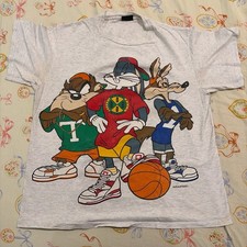 Vintage 1993 Looney Tunes "Bugs Bunny Basketball" T-shirt in light gray