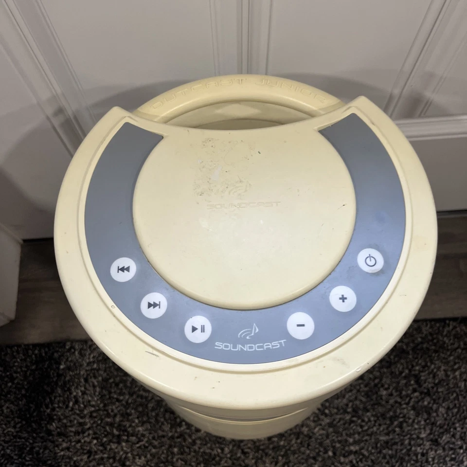 Altavoz exterior Soundcast OutCast Junior ICO410 funciona muy bien encendido Foto 2 de 4