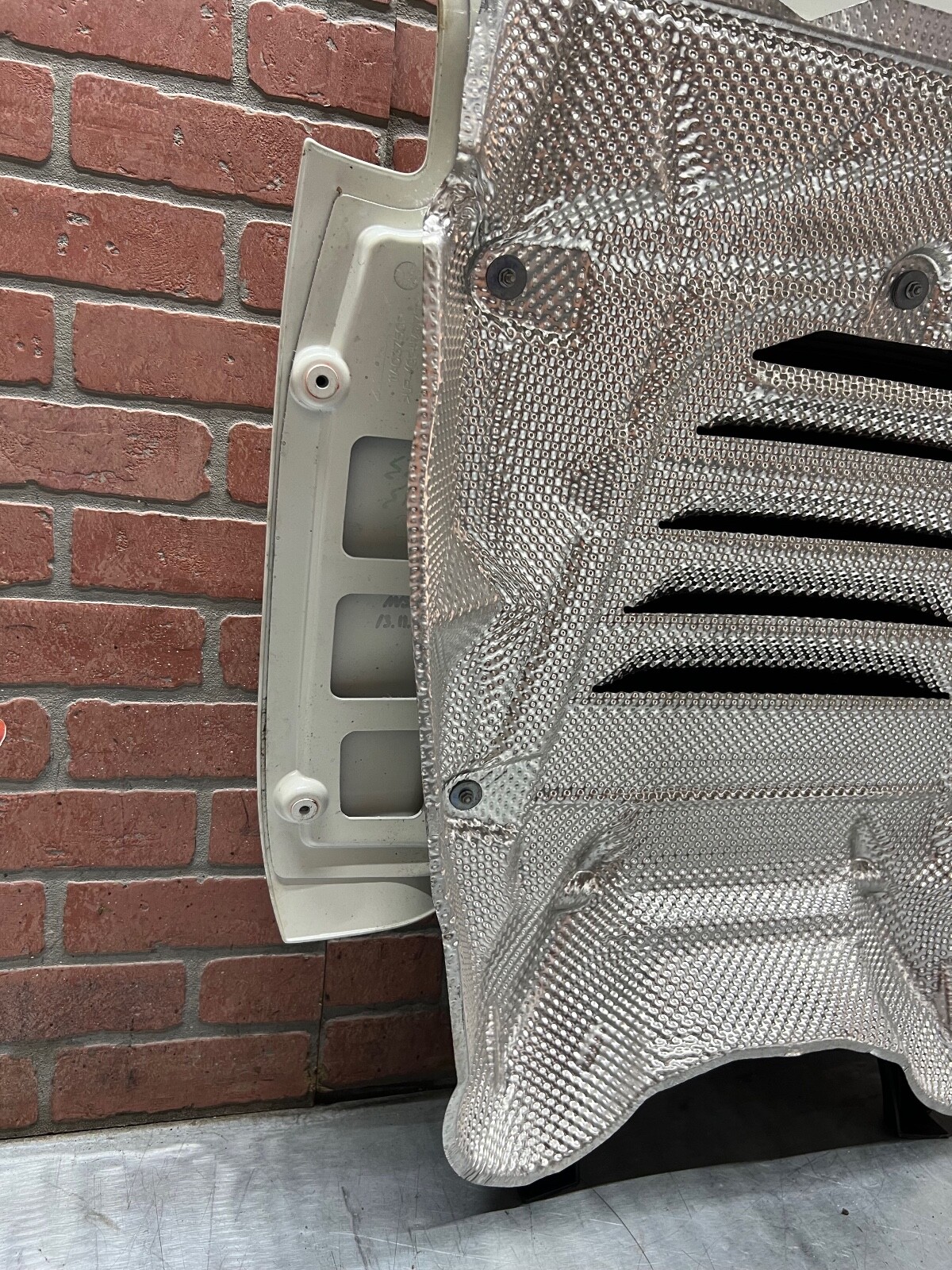 15-17 MCLAREN 650S SPIDER REAR ENGINE BONNET DECK LID CENTER VENT GRILLE OEM