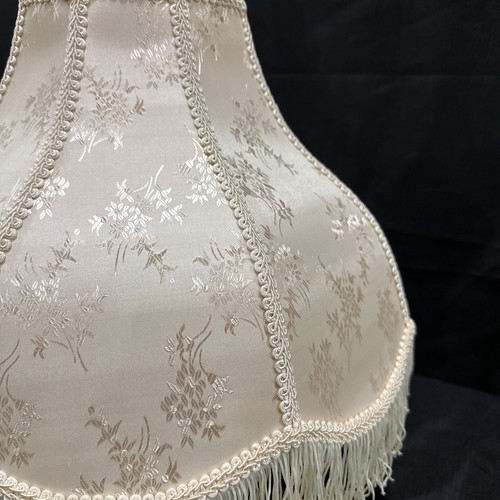 Elegante pantalla de lámpara victoriana vintage de seda crema bordada con flecos marfil - Imagen 5 de 10