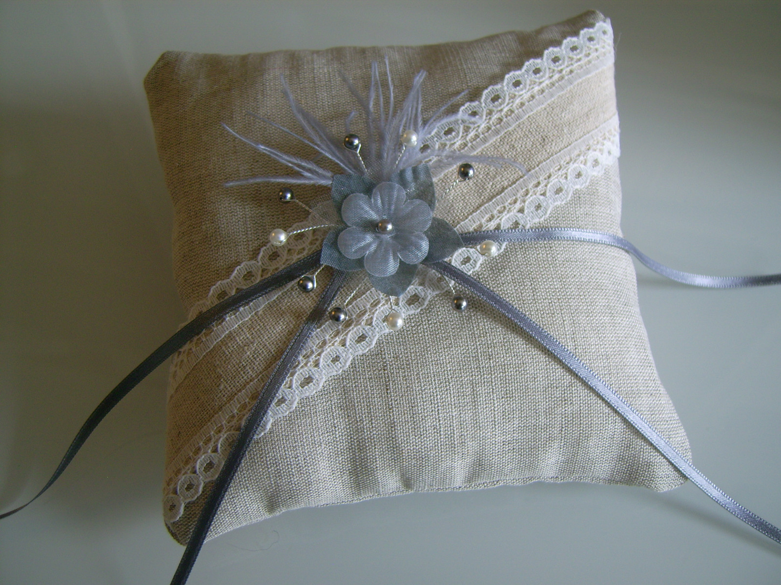 Coussin pour alliances mariage en jute symbole d'un amour naturel et éternel