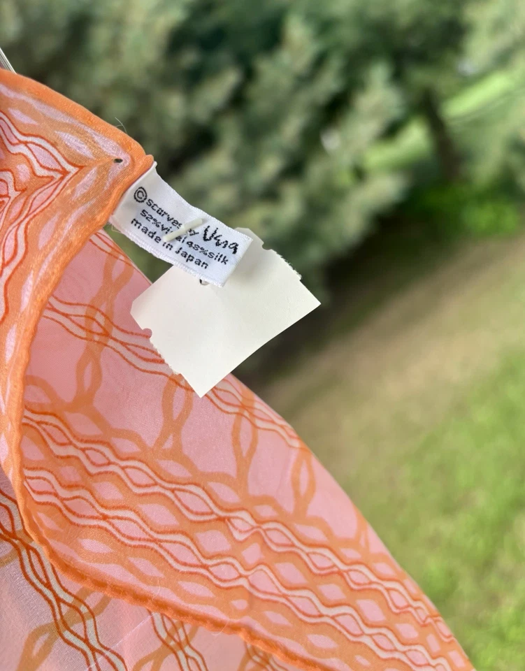 复古 Vera 丝绸围巾 21'x21' 日本制造 杏粉 三文鱼 几何图案 🚭 — 第 2/2 张图片