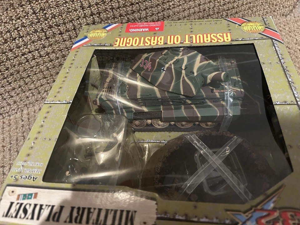 Ultimate Soldier 1:32 Assault on Bastogne with King Tiger Tank Playset No. 20455 - Image 3 of 4