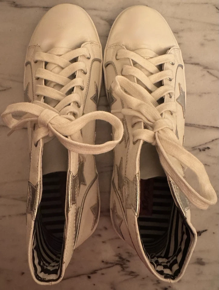 Betsey Johnson,星光熠熠白色和银色高帮运动鞋,9.5 码 — 第 2/4 张图片