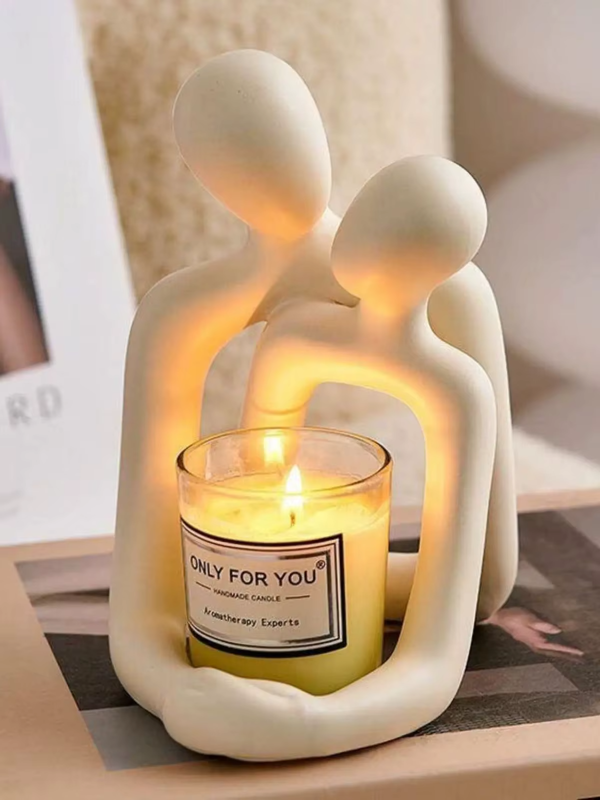 Heartwarming Loving Couple Resin Statue - A Timeless Modern Home Decor