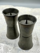 Paar alte Kerzenleuchter aus Zinn, Oberfläche berieben und fleckig