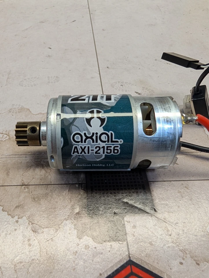 Axial Gilamon 1/8 550 21 Turn Motor and 3s capable 70 Amp Brushed ESC - Image 4 of 4