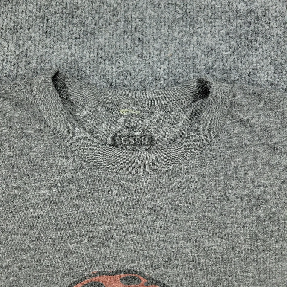 Camisa Fossil Para Hombre Gris Mediana El Capitán Pirate Gráfico Cuello Redondo Manga Corta Foto 3 de 4