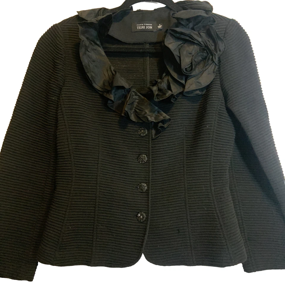 Jaqueta de trabalho Rickie Freeman Teri Jon feminina preta tamanho 8 gola com babados - Imagem 3 de 4