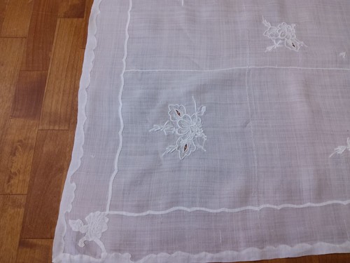 Vintage Madeira Embroidery Linen Tablecloth 40x40" Appliqué Leafy Scroll Border - Picture 4 of 6