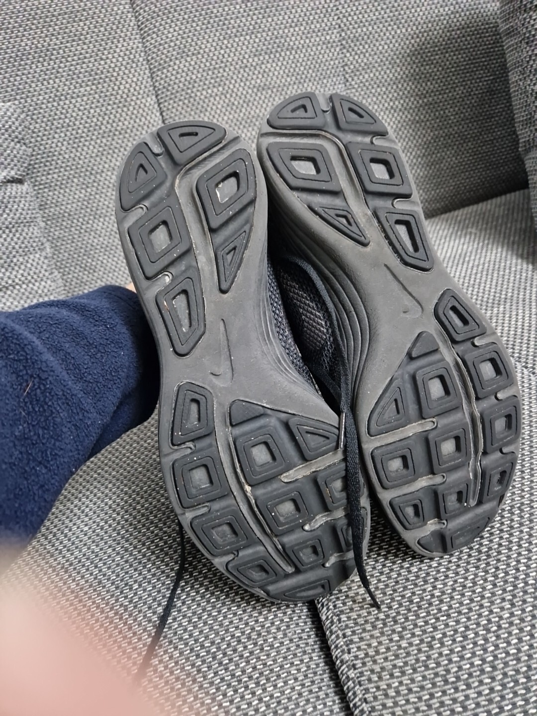 black nike trainers size 9