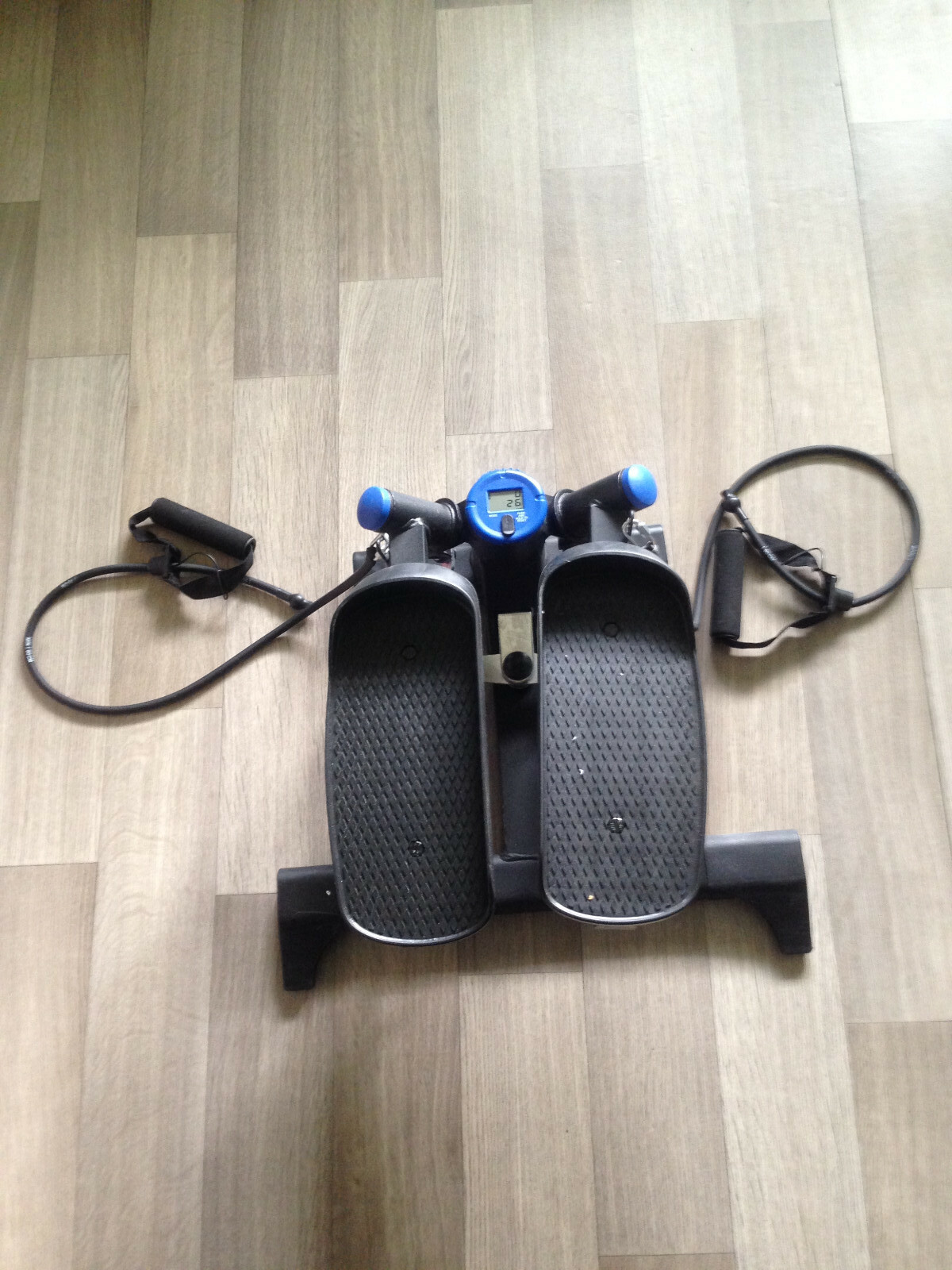 Stepper fitness noir avec sangles élastiques et ordinateur de bord pour le cardio à la maison