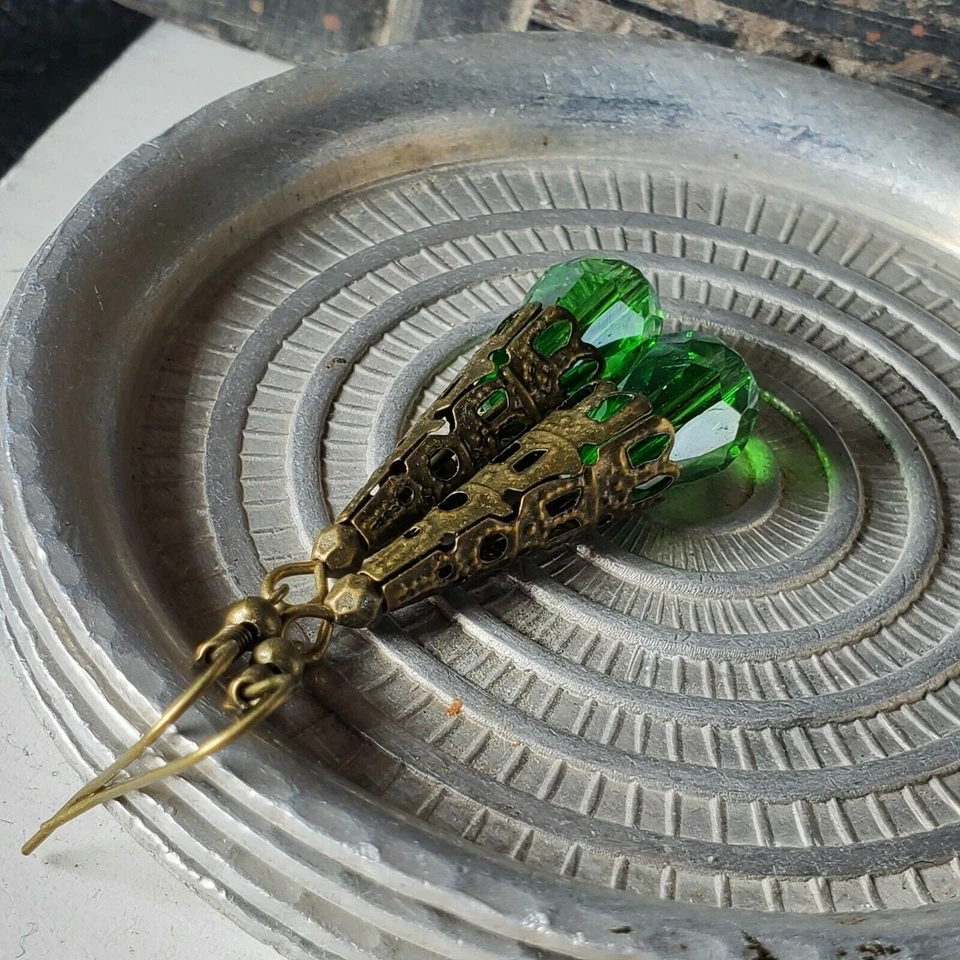 Pendientes antiguos de lágrima de cristal verde esmeralda facetados filigrana de bronce Foto 3 de 4