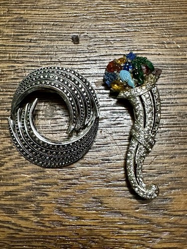 Konvolut 2 silberne Markasiten & farbige facettierte Glasbroschen