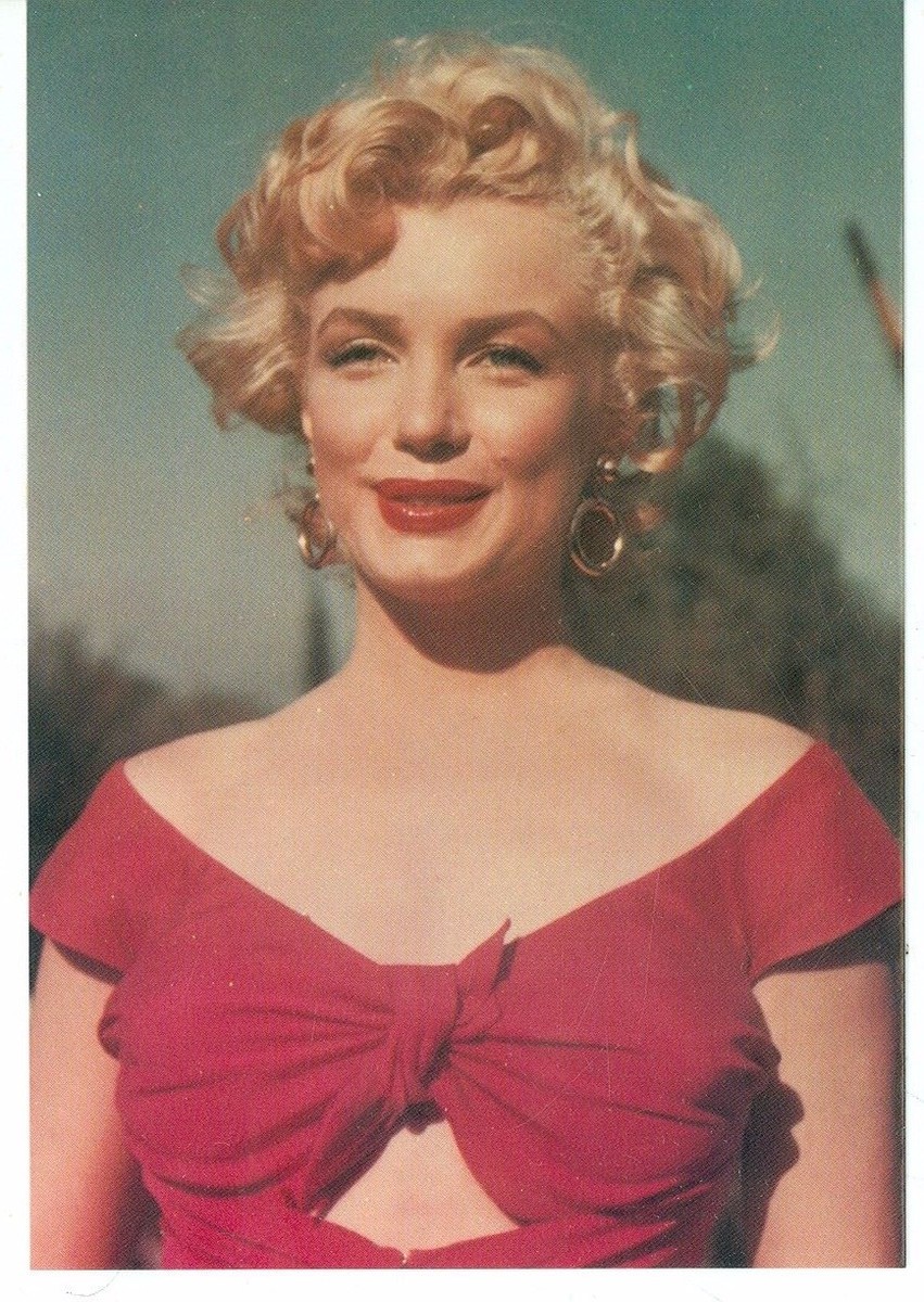 gold earrings with red dress MARILYN MONROE WEARING HOOP EARRINGS-(105-131)-4X6(#31*) matching earrings for red gown