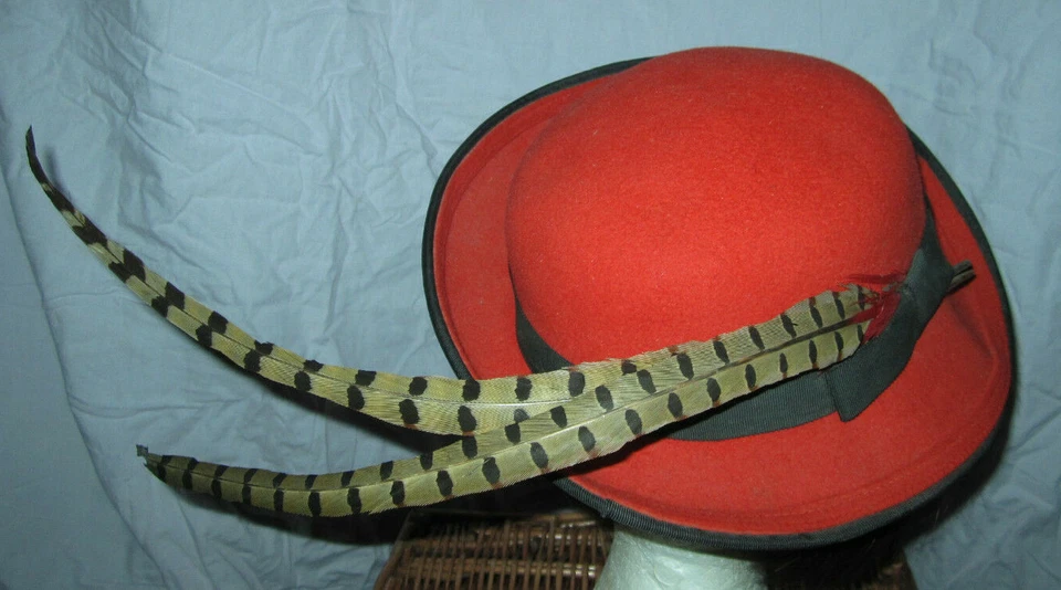 De colección Tally-Ho / Frank Sombrero de fieltro rojo oliva con banda de cinta negra, plumas de faisán Foto 3 de 4