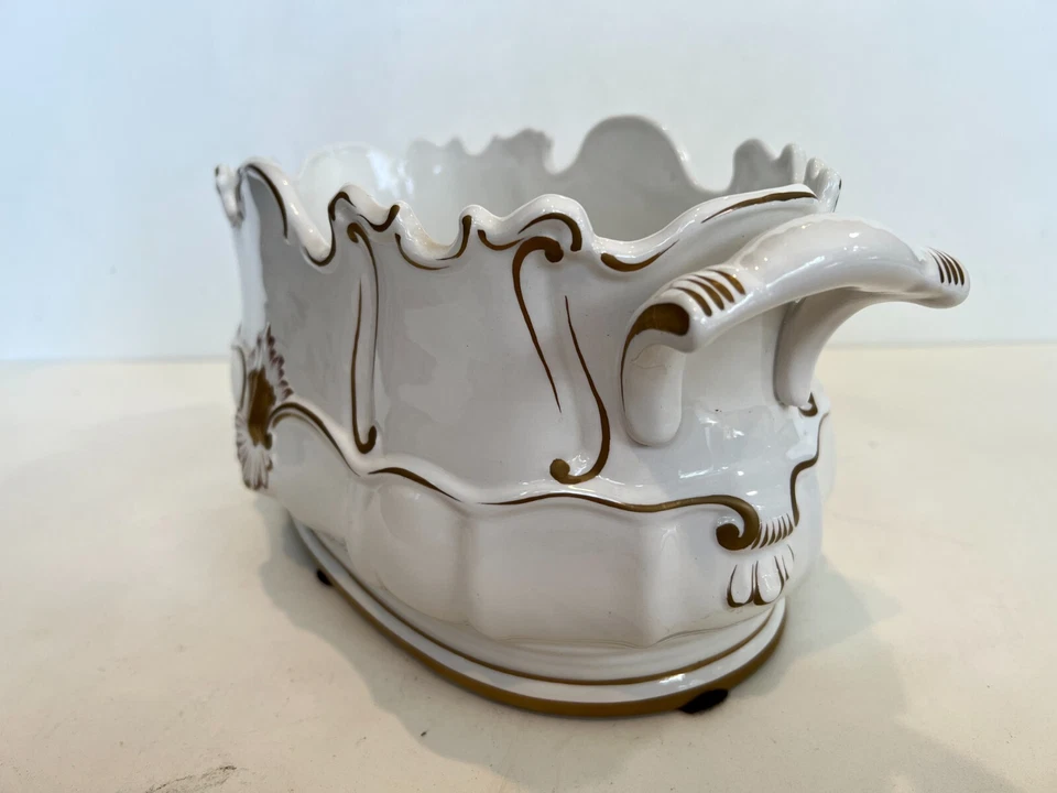 Jardinera de urna de cerámica blanca y dorada Chelsea House Italia con asas, 15 1/4" x 6 3/4" Foto 3 de 4