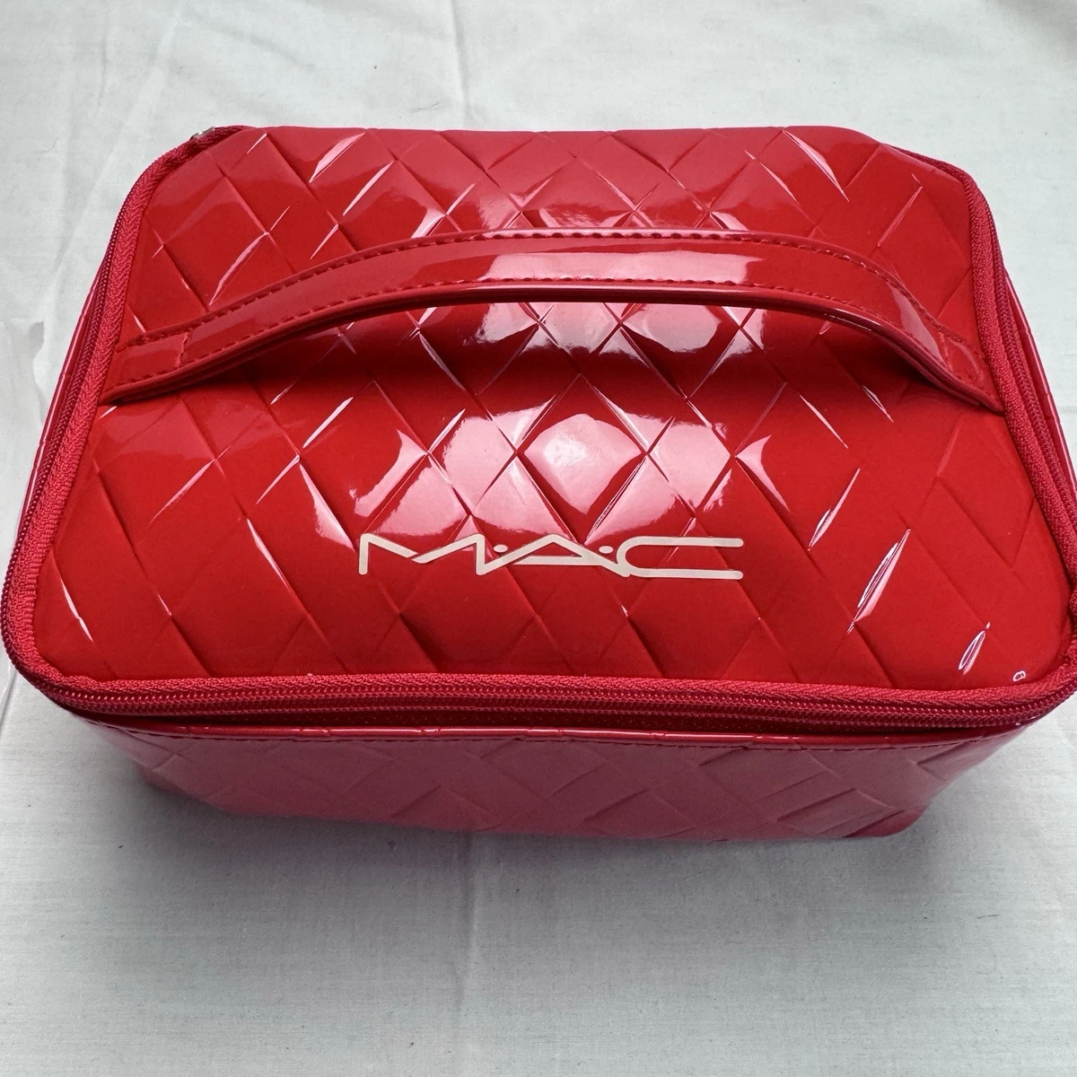 Preços baixos em M * a * C Vermelho Bolsas e Estojos para