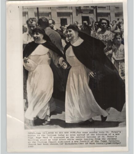 Giddy NUNS Rush to See New POPE PAUL VI at VATICAN ROME Italy 1963 Press Photo - Picture 1 of 2