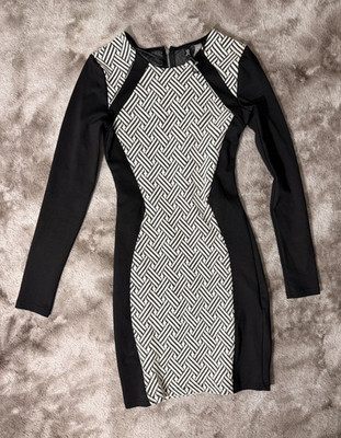 Divided by H&M Black/White Geometric Knit Bodycon Dress Round Neck Short Sz 4