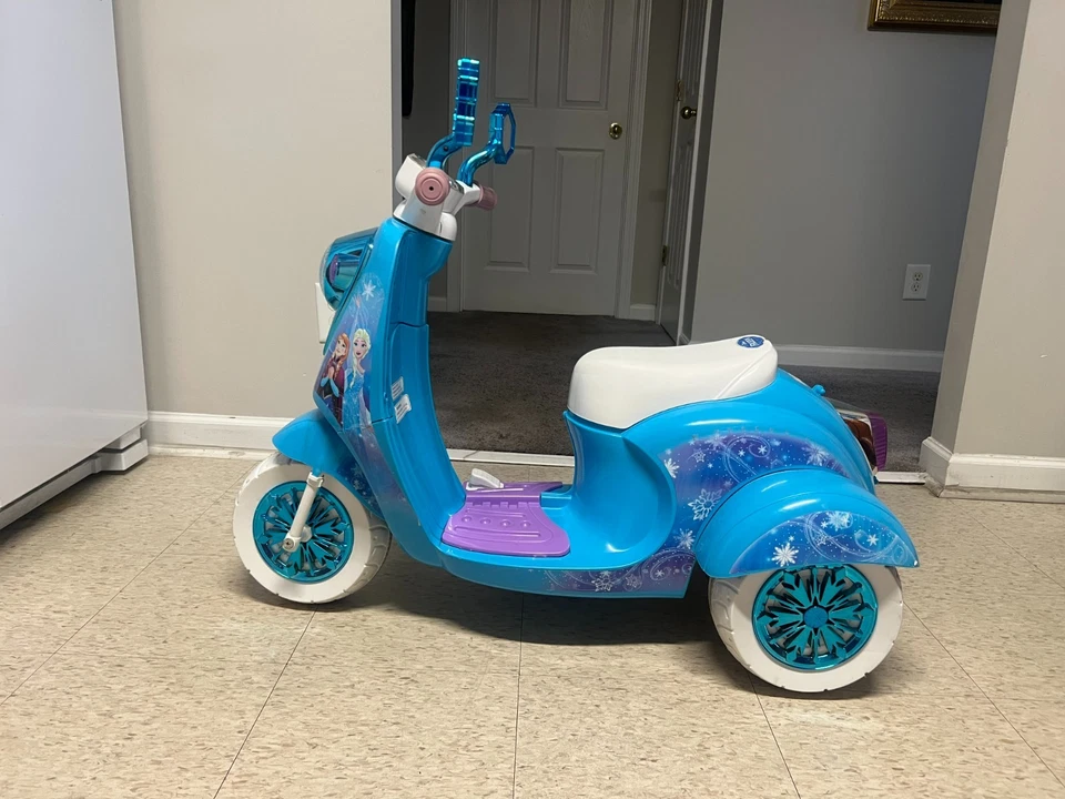 RARO SCOOTER DISNEY FROZEN 3 RUEDAS A BATERÍA Foto 2 de 4