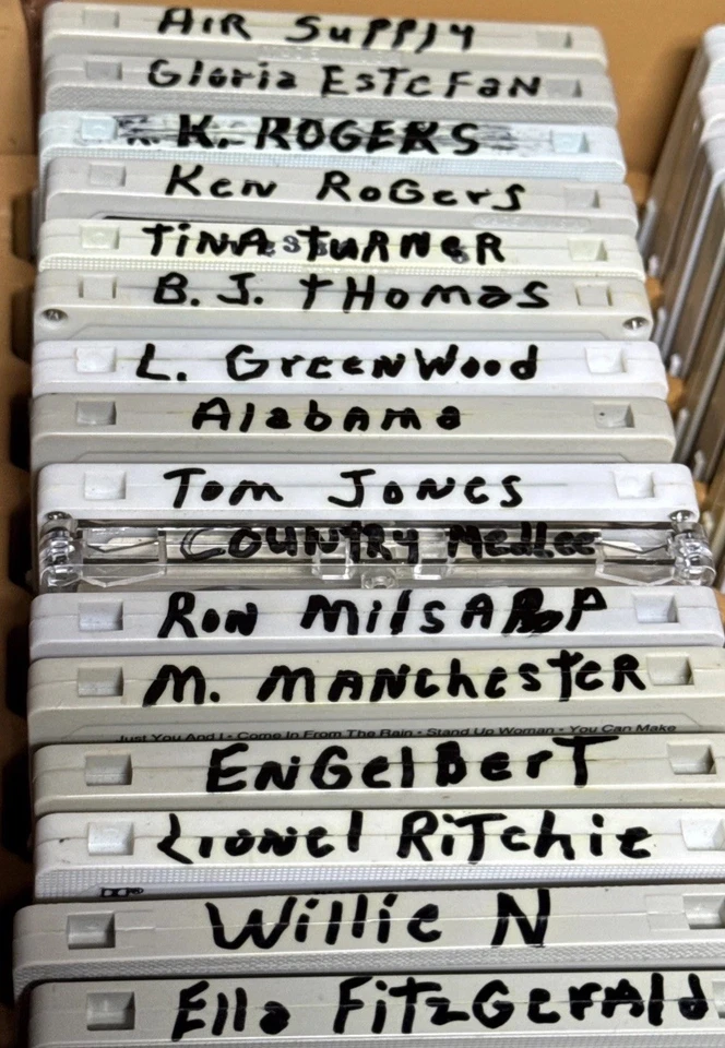 VTG Carrying Case Mixed Lot 48 Classic Rock Country Popular Music Cassette Tapes Foto 2 de 4