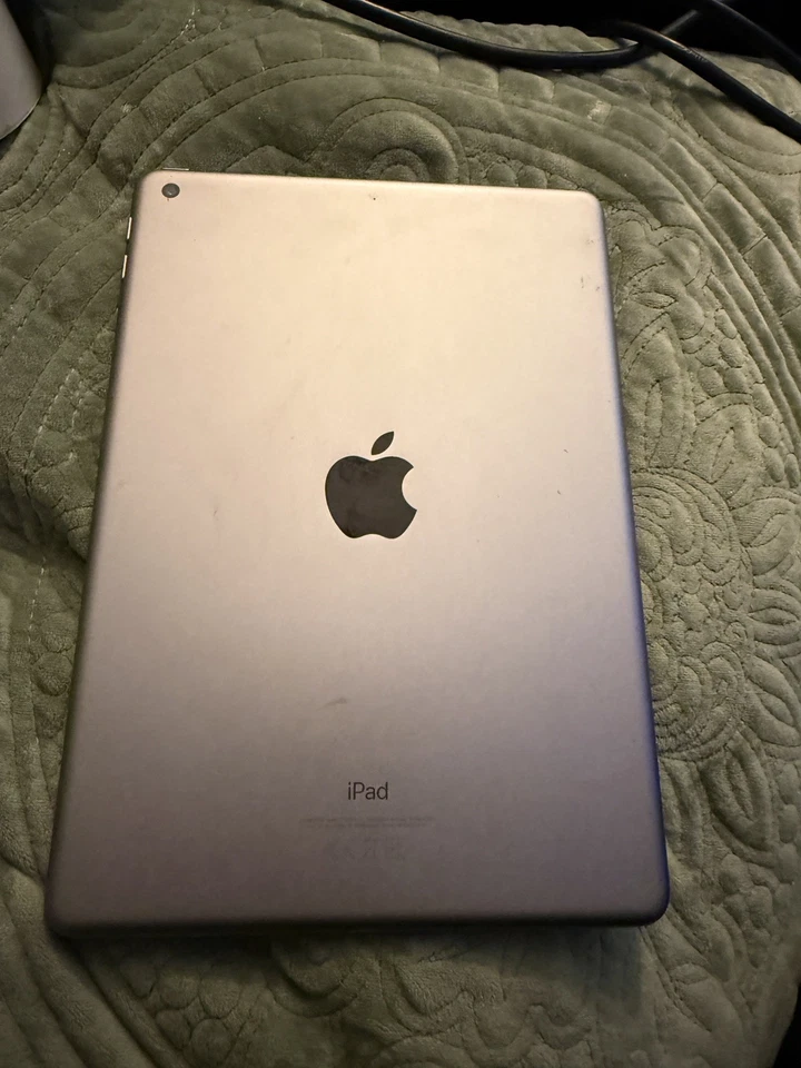 Apple iPad 32GB Wi-Fi Space Grey 2018 A1893 6th Generation 9.7in - Image 2 of 4