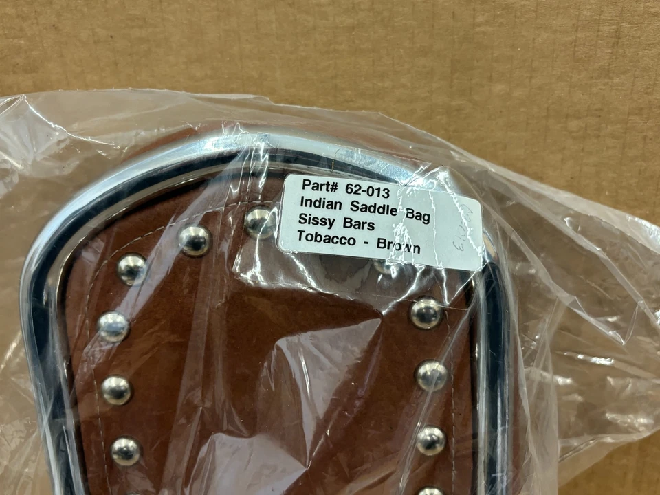 Bolsa de sillín Indian Motorcycles Sissy Bars 62-013 marrón tabaco respaldo tachonado  Foto 3 de 4