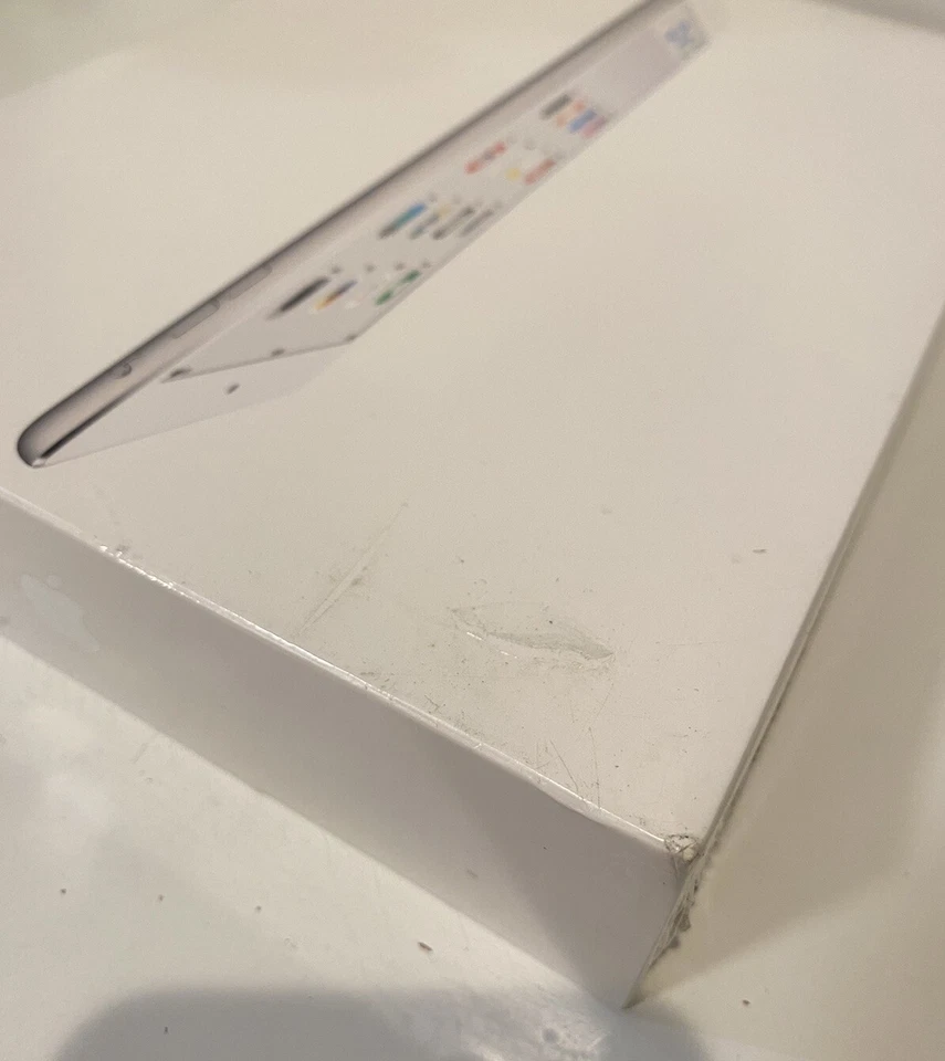NEW COLLECTOR'S ITEM Apple iPad Air 1st Gen. 16GB, Wi-Fi + 4G, 9.7in - Silver - Image 3 of 4