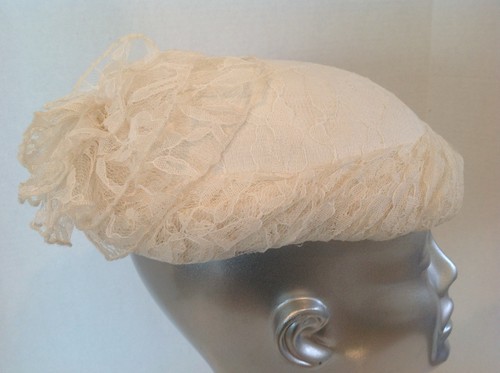 Vintage Cream Lace Pillbox Style Hat With Chin Strap Retro Chic Wedding - Picture 3 of 4
