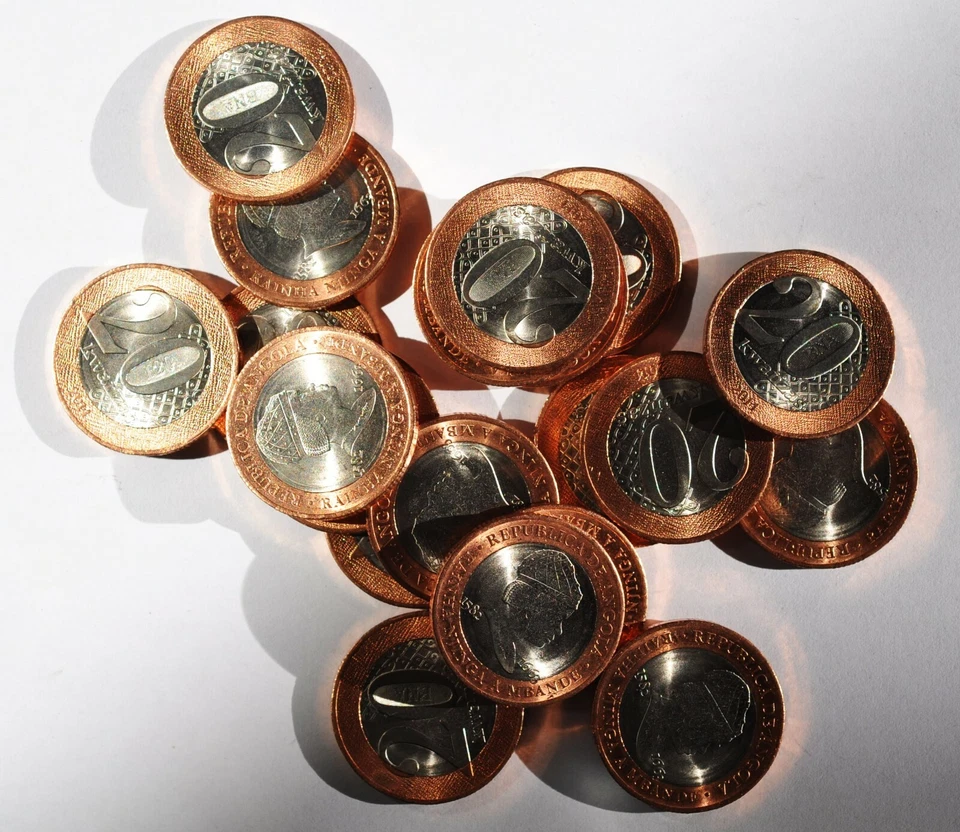   ANGOLA  20 Kuanzas bimetalic 2014 from original bag UNC  - Image 2 of 2