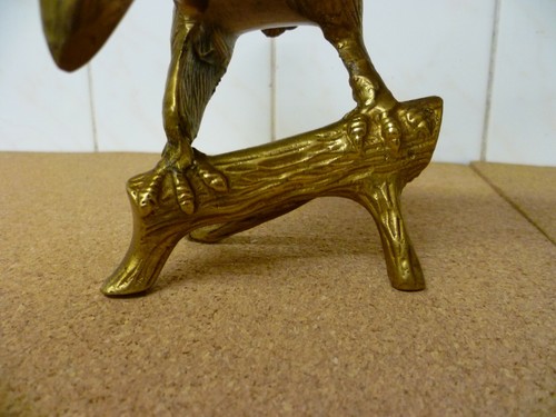 A VINTAGE HEAVY CAST BRASS EAGLE FIGURINE. AMERICAN CAST BRASS EAGLE FIGURE - Picture 8 of 9