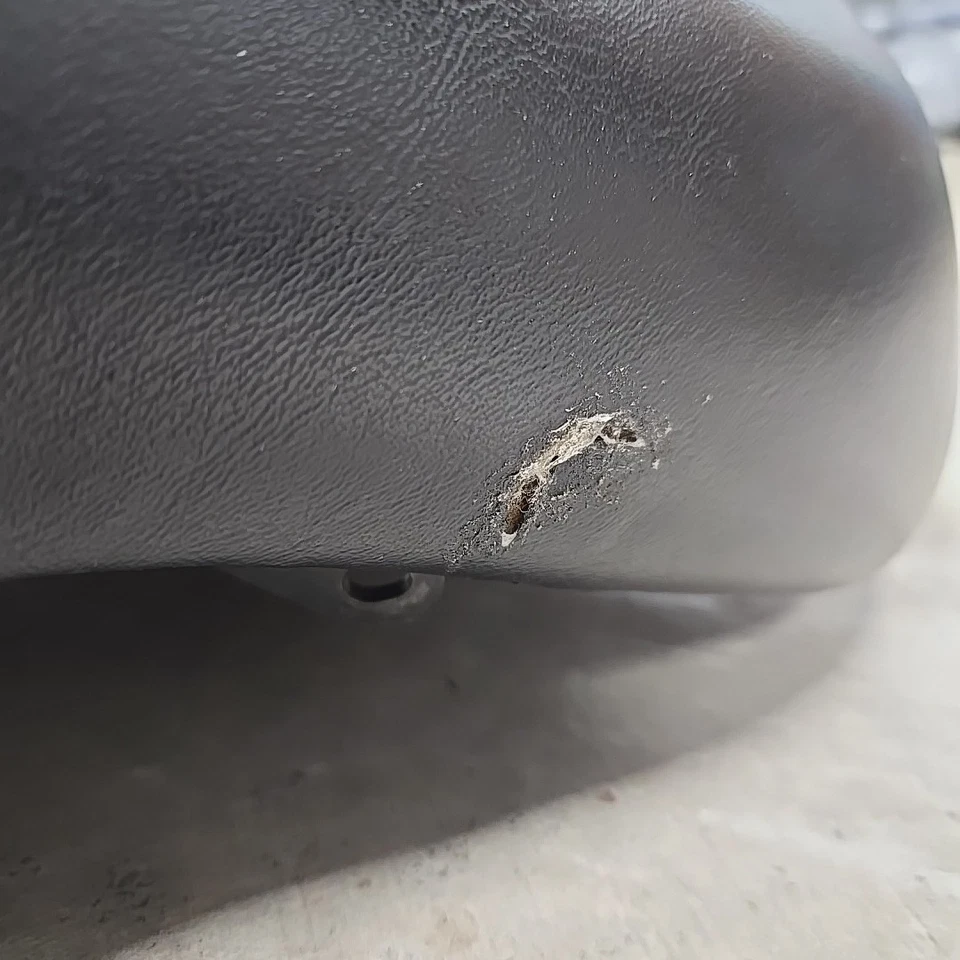 2000-2007 Honda Shadow Sabre 1100 VT1100C2 VT1100 OEM Seat Assembly - Image 3 of 4