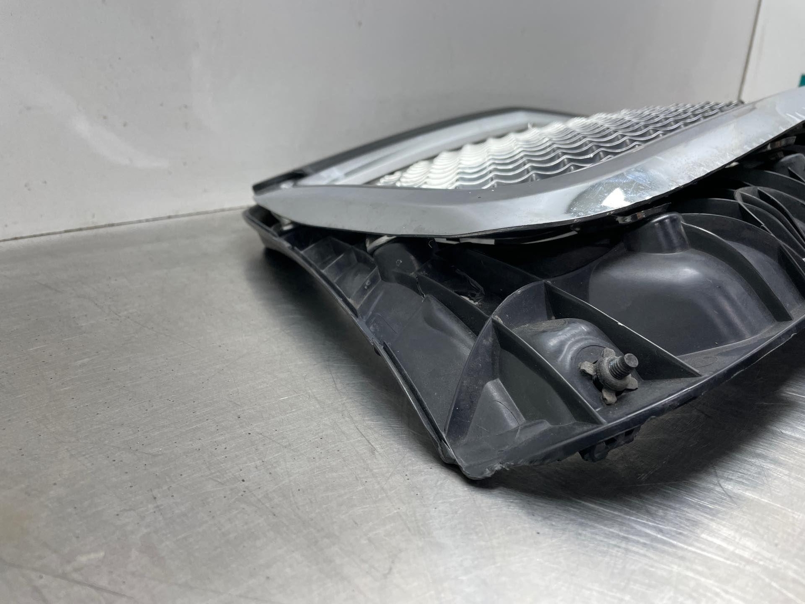 2009 Bentley Continental Flying Spur Sedan Front Grill Trim Panel Corner Cracked
