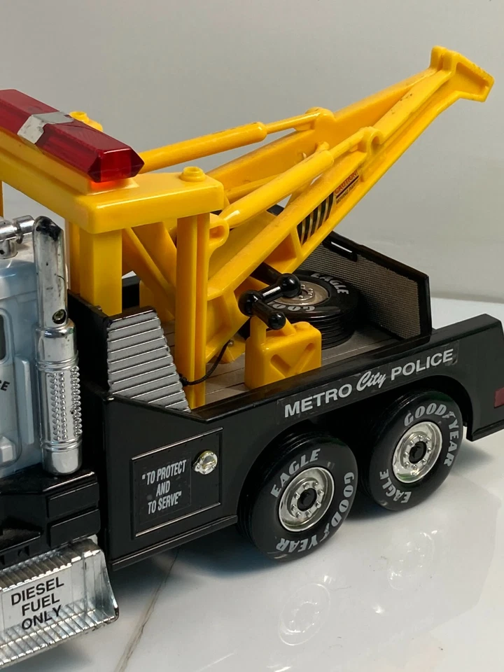 Toy Funrise Police Wrecker 1992 6 Wheels Lights Sound - Image 3 of 4