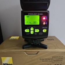 Nikon Speedlight SB-600 Shoe Mount Flash with Box, Case, Manual, Stand
