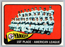1965 TOPPS #513 NEW YORK YANKEES TEAM CARD W/MICKEY MANTLE/BERRA/FORD/MARIS
