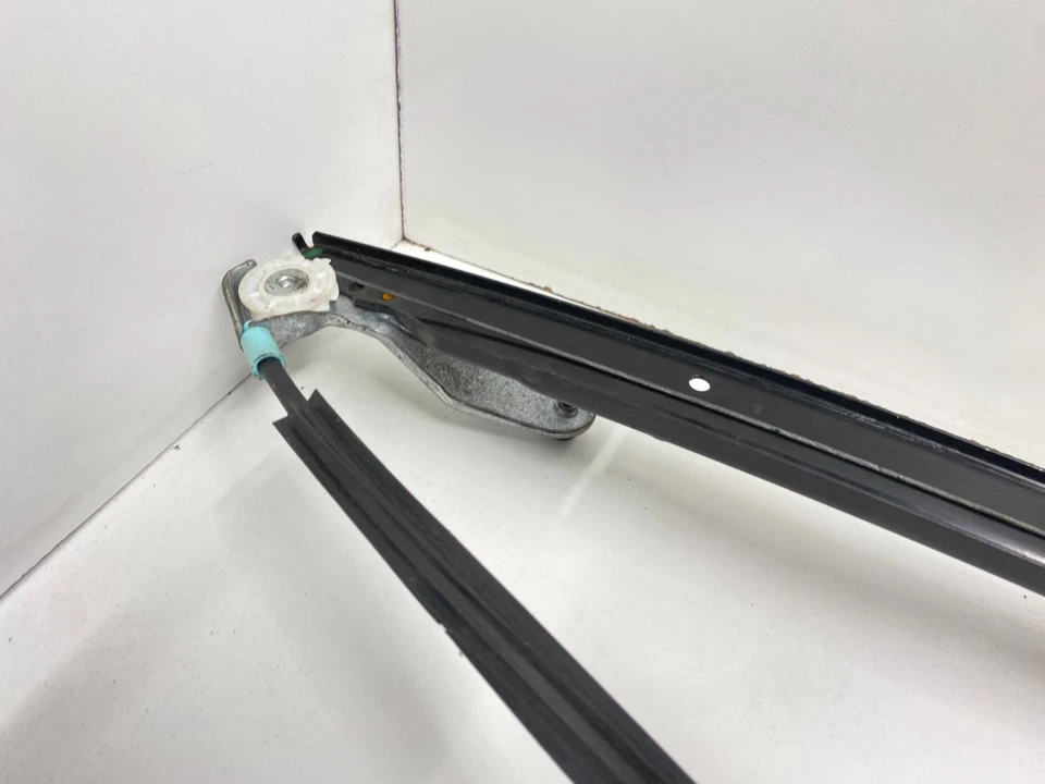 04-07 CHRYSLER TOWN & COUNTRY ПЕРЕДНИЙ ПРАВЫЙ БОКОВОЙ СТЕКЛОПОДЪЕМНИК OEM, 125-02127 - Изображение 3 из 4