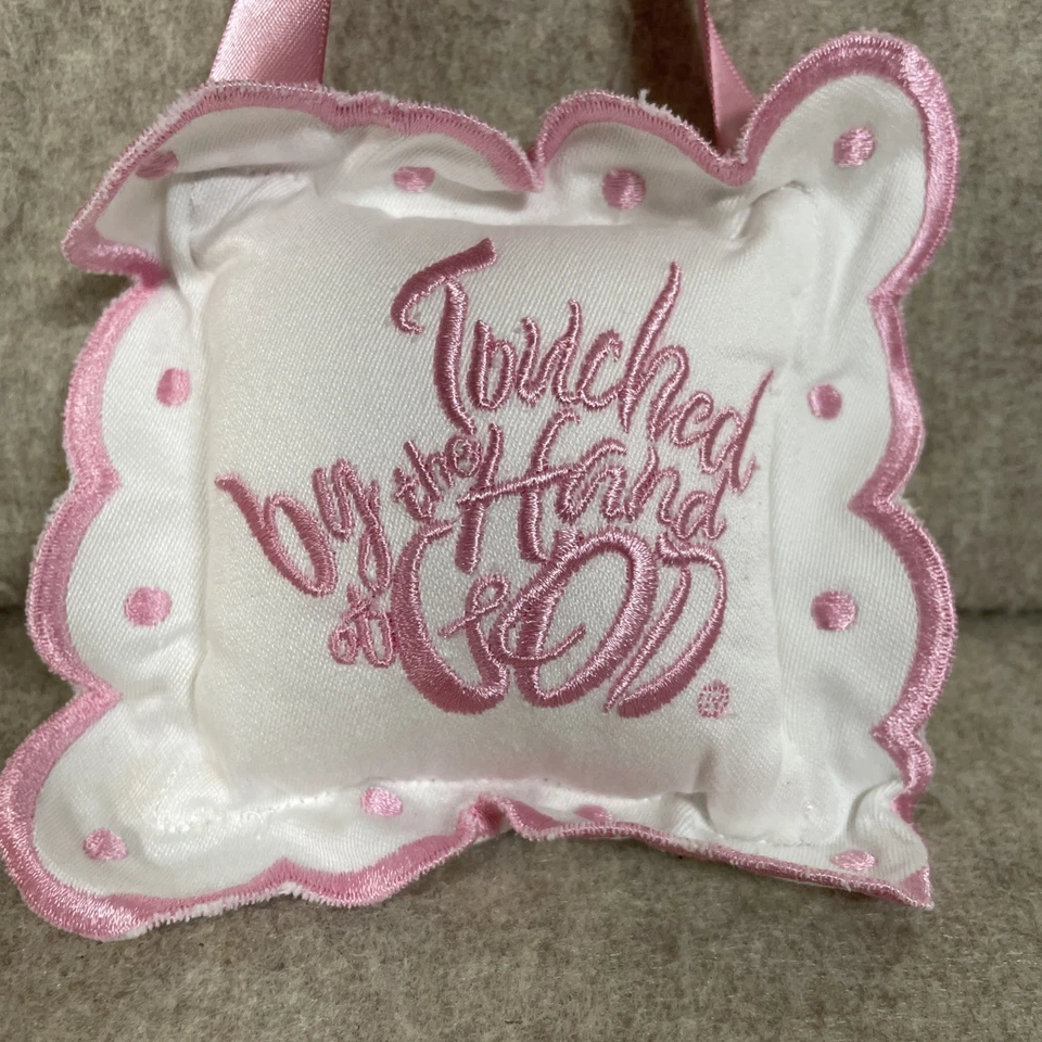 Tocado por la Mano de Dios Bebé Niña Puerta Almohada Decoración Blanco Rosa Bordado Foto 2 de 4