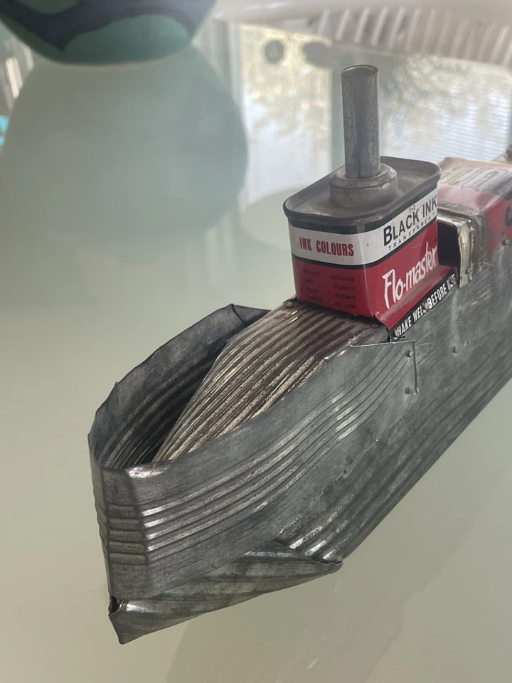 "Arte popular de barco de hojalata vintage de los años 50, carguero de barco 18"" con tinta Flo-Master y ardilla" Foto 3 de 4